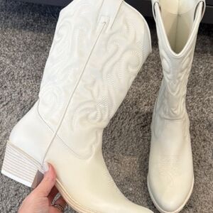 Elegant White Heeled Western Boots